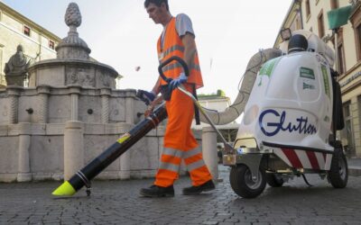 Lo spazzino si rinnova e manda in pensione scopa e paletta