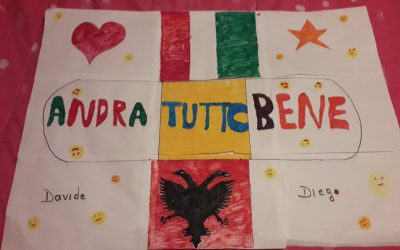 Sul camion della raccolta differenziata il messaggio di speranza “Andrà tutto bene”, con il disegno delle bandiere albanese e italiana.  La storia di Ilir